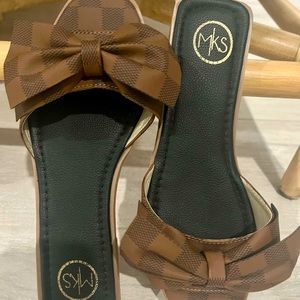 Adorable sandals with bow
